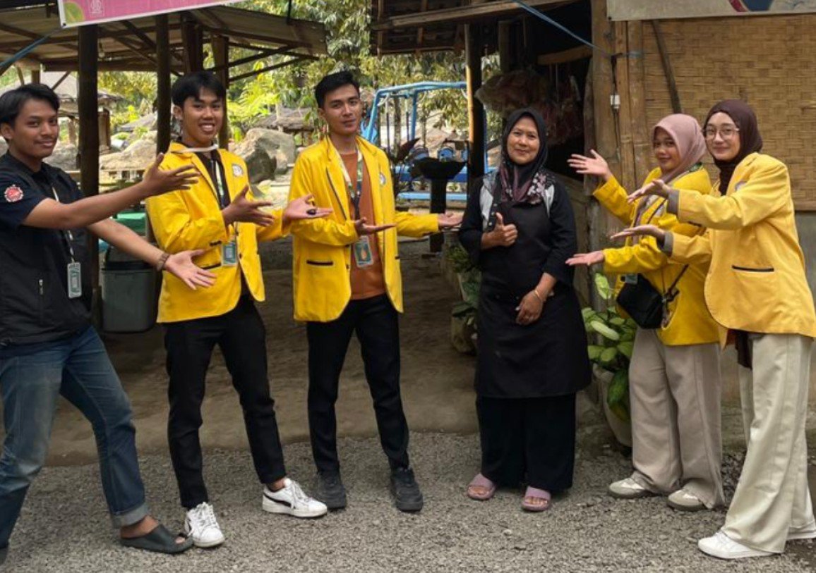 Mahasiswa KKN Kelompok 2 ITICM Bantu Tingkatkan Visibilitas Warung Tegal Watu Pacet